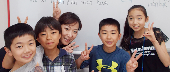 中国語キッズクラス 左からManatoくん、Tougoくん、Reina先生、Shutoくん、Saeさん